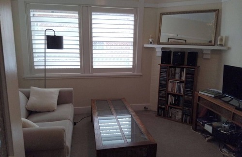 North Willoughby House | Sunlit 2-bedroom house with enclosed rear yard and WiFi in North Willoughby