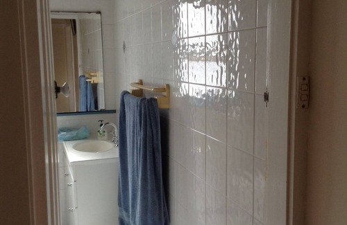 North Willoughby House | Sunlit 2-bedroom house with enclosed rear yard and WiFi in North Willoughby