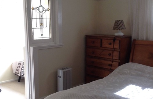 North Willoughby House | Sunlit 2-bedroom house with enclosed rear yard and WiFi in North Willoughby