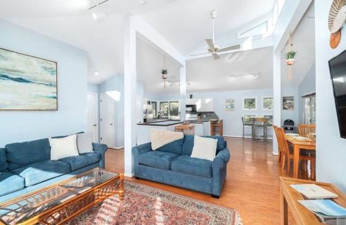 The Point House | Sunlit 3BR Home Golf Cart Included Large 3rd-Floor Deck Sleeps 7