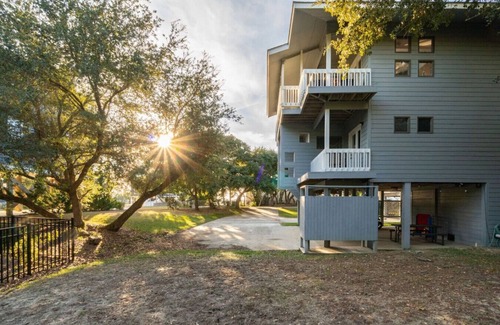 The Point House | Sunlit 3BR Home Golf Cart Included Large 3rd-Floor Deck Sleeps 7