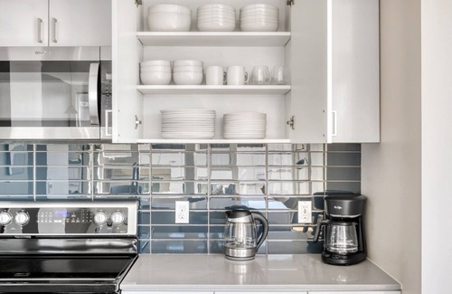 Wilburton Apartment | Sunlit Bellevue 2BR w/Gym & W/D, near Spring District, by Blueground