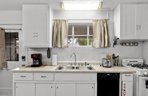 Camelback East Apartment | Sunlit Palm Cottage in Uptown Phoenix