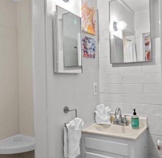 Camelback East Apartment | Sunlit Palm Cottage in Uptown Phoenix