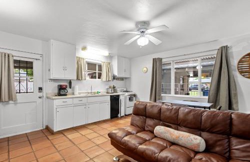 Camelback East Apartment | Sunlit Palm Cottage in Uptown Phoenix