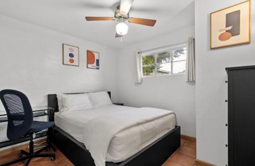 Camelback East Apartment | Sunlit Palm Cottage in Uptown Phoenix