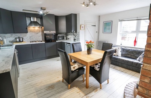 Shelsley Beauchamp Cottage | SUNNINGDALE, family friendly, with open fire in Lower Broadheath