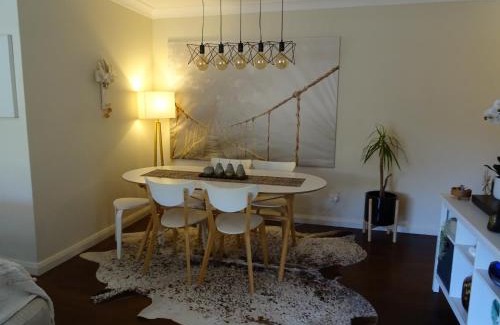 Brighton-le-Sands Apartment | Sunny 2 bed Restaurants beach at door Pets O.K