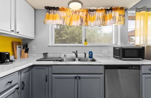 Killeen House | Sunny 3BR Grey & Yellow House