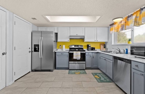 Killeen House | Sunny 3BR Grey & Yellow House