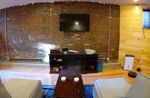 Dudley - Brunswick King Apartment | sunny and spacious in quiet area