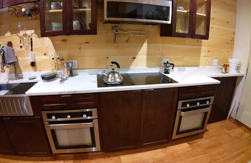 Dudley - Brunswick King Apartment | sunny and spacious in quiet area