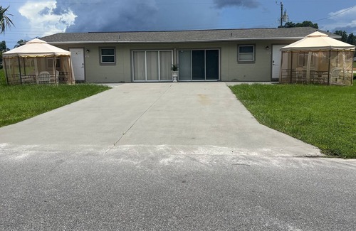 Warm Mineral Springs Apartment | Sunny Apartments a block from Warm Mineral Springs unit A3
