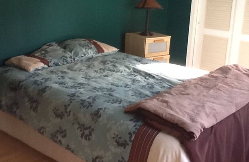 Lake Hiawatha House | Sunny bedroom, close to NYC
