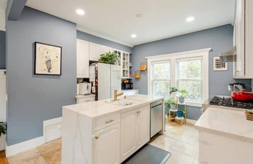 Southwest Berkeley House | Sunny, charming Berkeley craftsmannn