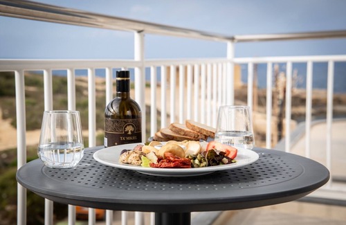 Marsalforn Apartment | Sunny Corner Suite with Sea View and Bath 402