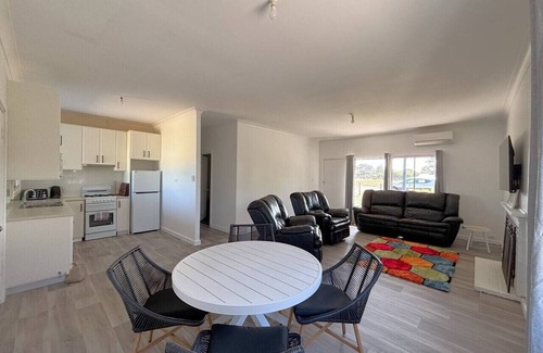 Nulsen House | Sunny Hidden Cottage