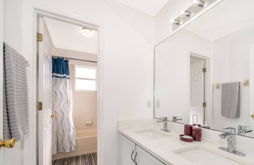 Crescent Lakes House | Sunny Hideaway Villa