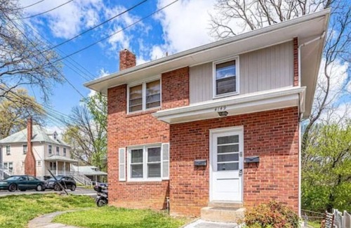 Cherrydale Apartment | Sunny Hilltop 2-BR Top Floor in Arlington