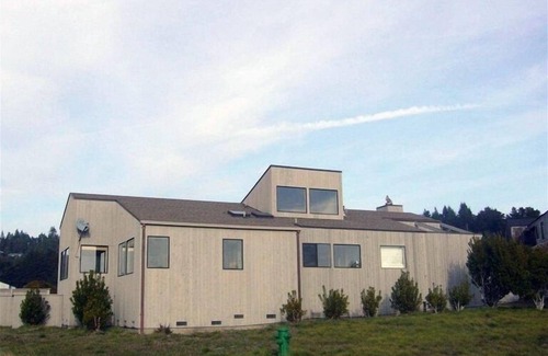 Sea Ranch House | Sunny Home. Hot Tub. Walk to 2 Beaches, Rec Center, Bluff Trail and the Lodge.