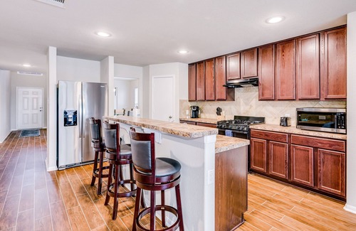 Humble House | Sunny home with yard, central AC & washer/dryer - golf nearby