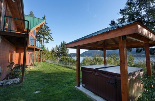 Bellingham House | Sunny Lake Whatcom Waterfront Pvt 200' Beach/Dock/Boat Launch/Kayaks/SUP/Hot Tub