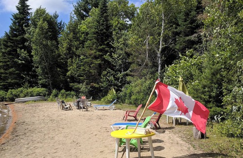 Clear Lake Cabin | Sunny Lakefront 2 Bdrm Cabin by Huntsville