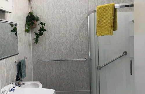 Saint Kilda House | Sunny Little Gem on the Flat
