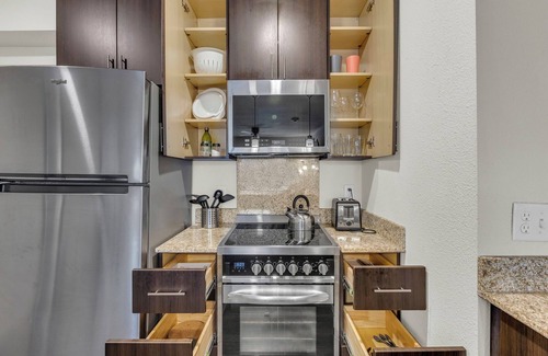Overland Park Apartment | Sunny Loft Free Parking WiFi Open Concept Peaceful in Overland Park w/Workspace