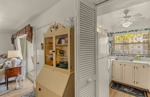 Moorings Condo | Sunny Moorings Bay condo - Across from beach in Naples FL