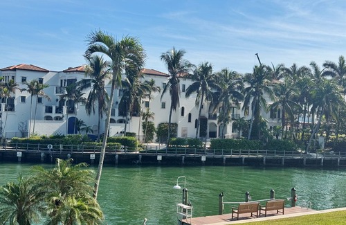 Moorings Condo | Sunny Moorings Bay condo - Across from beach in Naples FL