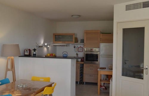Meze Apartment | Sunny Retreat Steps from Mèze Beach, 3-star Apartment with Terrace, Garden, Parking, and WiFi