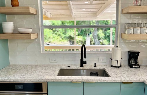 Fort White Cottage | Sunny Riverfront Cottage - on a Farm close to the Springs!