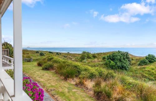 Papamoa Beach House | Sunny Seas Papamoa Beachfront Retreat
