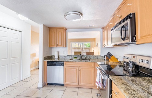 Gulf Gate Estates Apartment | Sunny Spacious Condo 3 Miles to Siesta Key Beach