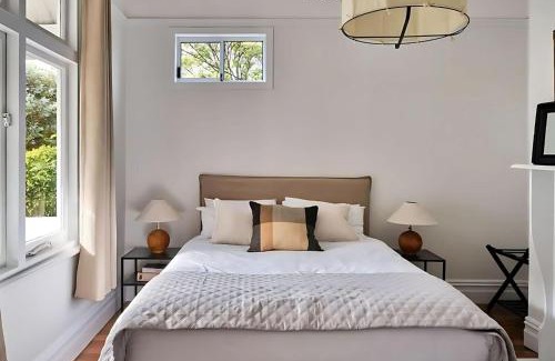 Battery Point Apartment | Sunny spacious three bedroom apartment with views