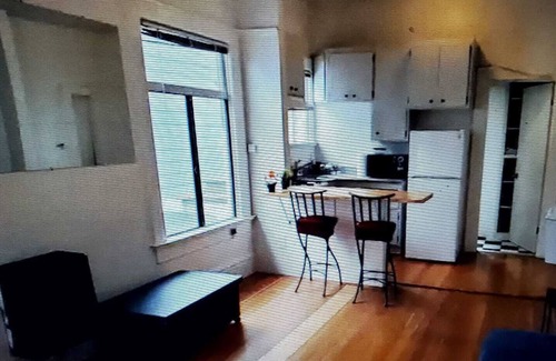 Lower Haight Apartment | Sunny studio by Alamo Square and the Painted Ladies.