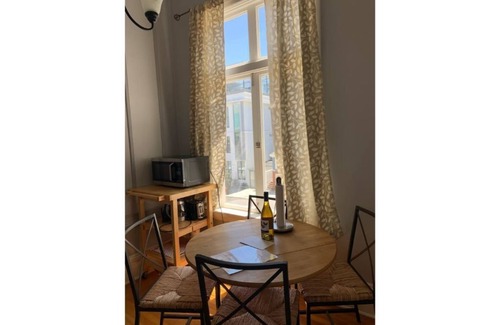 Hollowville Condo | Sunny Victorian Studio in Pacific Heights