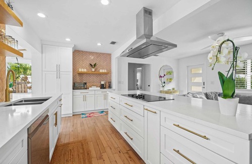 Southside House | Sunny Vista by Rove Travel - Family Home with Heated Pool and Firepit