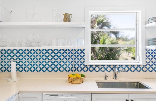 Dunmore Town Villa | SUNNYSIDE - Steps to the Sea! Barefoot luxury on World-Famous Pink Sand Beach!