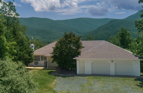Luray House | Sunridge Retreat in Shenandoah Woods - Starlink Satellite Wi-Fi