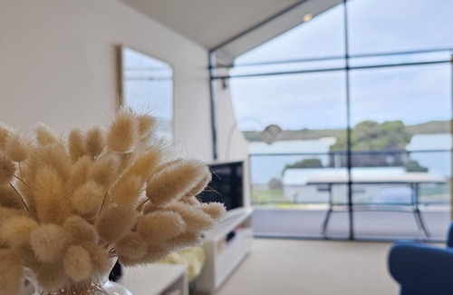 Waterhouse House | Sunrise - A serene retreat by the beautiful Lake Fellmongery