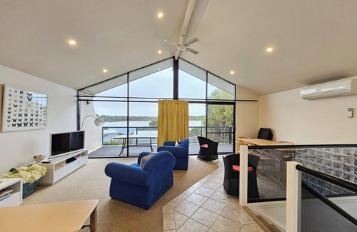 Waterhouse House | Sunrise - A serene retreat by the beautiful Lake Fellmongery