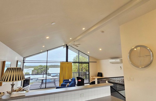Waterhouse House | Sunrise - A serene retreat by the beautiful Lake Fellmongery