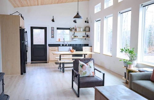 Brooks Cabin | Sunrise Cabin - Super Clean & Solar-powered