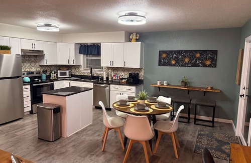 Roswell House | Sunrise Experience w/King Size Bed & Pet Friendly