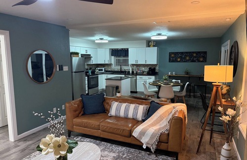 Roswell House | Sunrise Experience w/King Size Bed & Pet Friendly