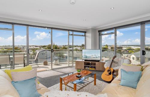 Papamoa Beach Apartment | Sunrise, Seaviews and BBQs-Papamoa Beach Apartment