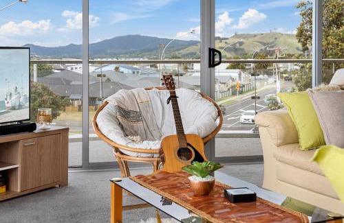 Papamoa Beach Apartment | Sunrise, Seaviews and BBQs-Papamoa Beach Apartment