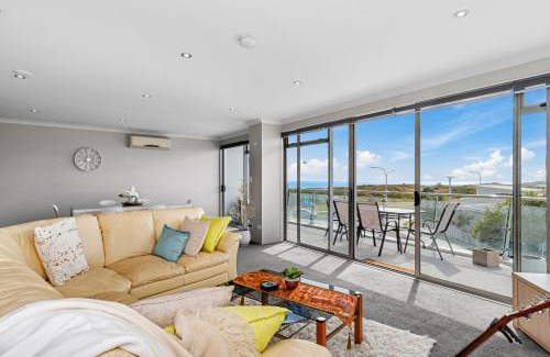 Papamoa Beach Apartment | Sunrise, Seaviews and BBQs-Papamoa Beach Apartment